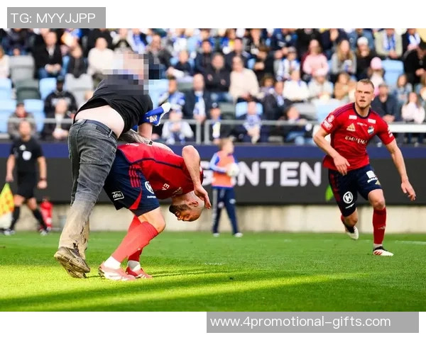 足球场球迷冲场事件频发如何加强球星安全保护与赛事管理措施 足球场球迷冲场事件频发如何加强球星安全保护与赛事管理措施